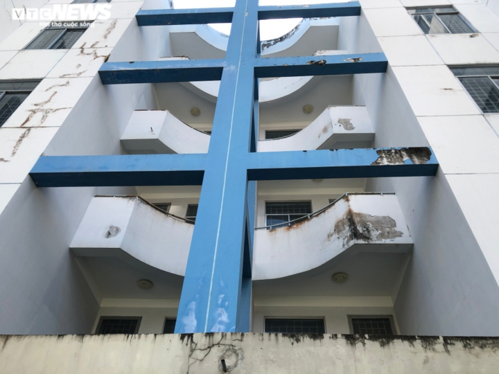 Ảnh: Khu tái định cư 'nghìn tỷ' ở TP.HCM xuống cấp nghiêm trọng - 9