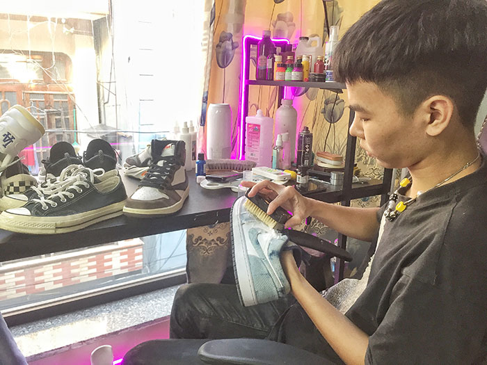 Bỏ đại học theo đuổi nghề 'spa' giày thể thao, 9X thu nhập trăm triệu mỗi tháng - 2