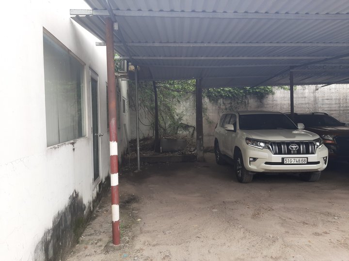 Thi thể người đàn ông có vết cứa cổ trong bãi xe ở TP.HCM - 1