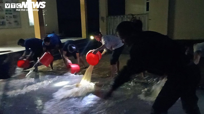 Giáo viên Hà Tĩnh xắn quần, lội nước xuyên đêm dọn bùn đất sau lũ - 3