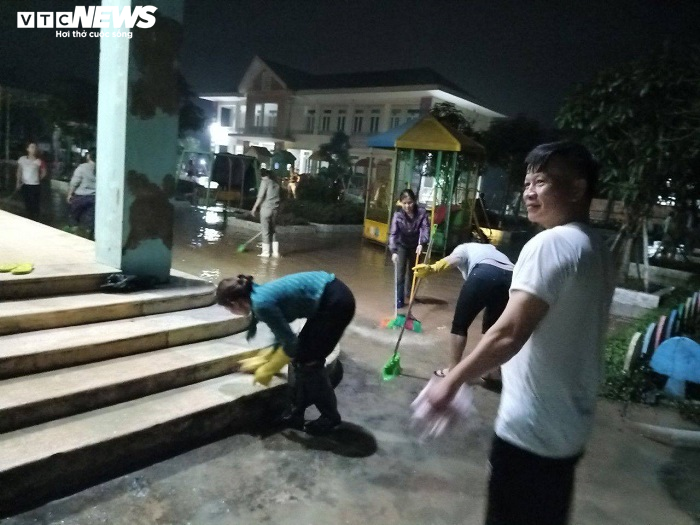 Giáo viên Hà Tĩnh xắn quần, lội nước xuyên đêm dọn bùn đất sau lũ - 4