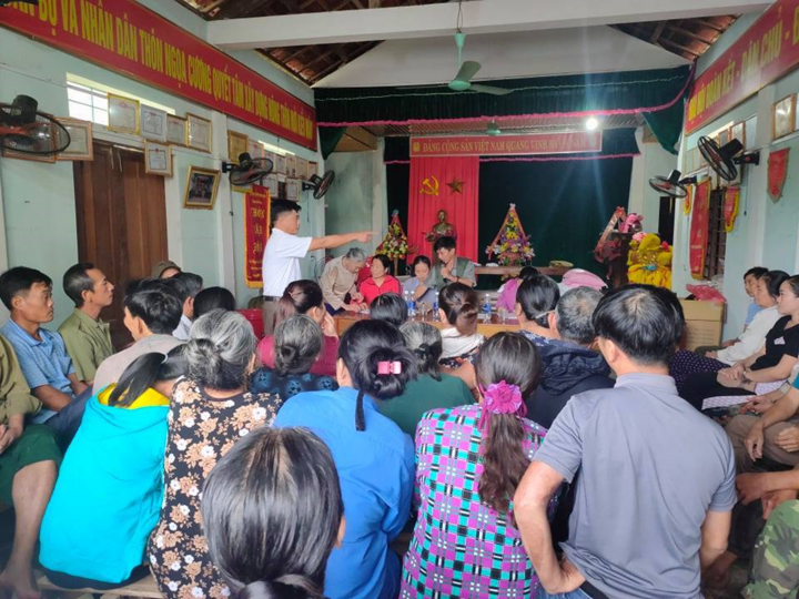 Không được nhận quà của ca sĩ Thủy Tiên, đánh trưởng thôn nhập viện - 1