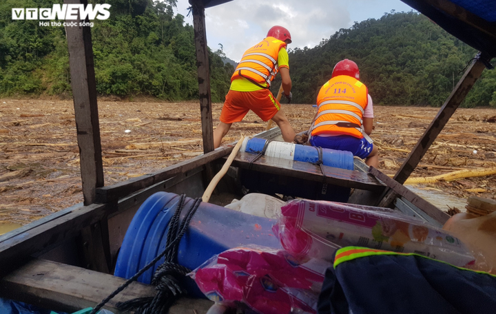 Ảnh: Bộ đội, công an dầm mưa bới rác trên sông tìm nạn nhân mất tích ở Trà Leng - 6