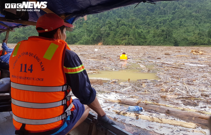 Ảnh: Bộ đội, công an dầm mưa bới rác trên sông tìm nạn nhân mất tích ở Trà Leng - 2