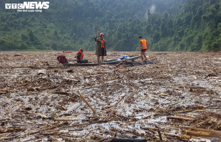 Ảnh: Bộ đội, công an dầm mưa bới rác trên sông tìm nạn nhân mất tích ở Trà Leng - 3