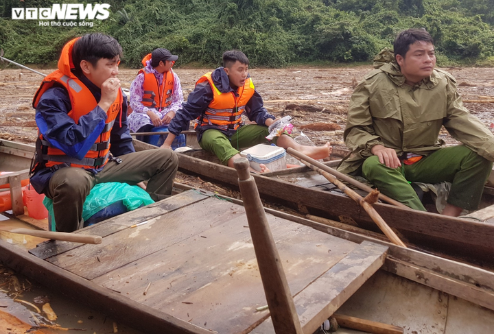 Ảnh: Bộ đội, công an dầm mưa bới rác trên sông tìm nạn nhân mất tích ở Trà Leng - 8
