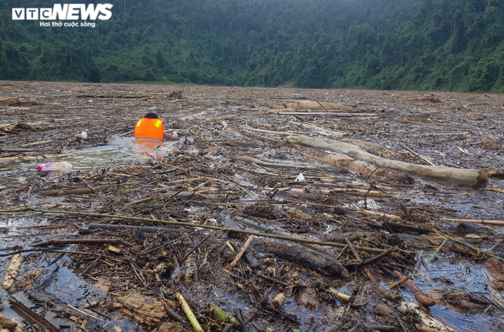 Ảnh: Bộ đội, công an dầm mưa bới rác trên sông tìm nạn nhân mất tích ở Trà Leng - 7