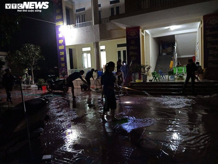 Giáo viên Hà Tĩnh xắn quần, lội nước xuyên đêm dọn bùn đất sau lũ - 7