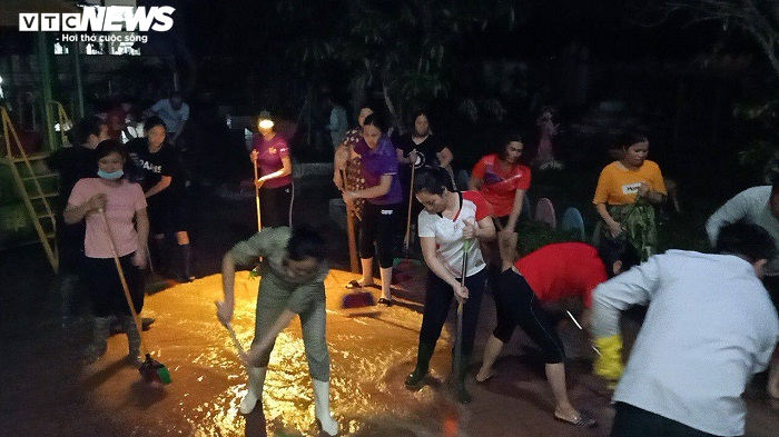 Giáo viên Hà Tĩnh xắn quần, lội nước xuyên đêm dọn bùn đất sau lũ - 8