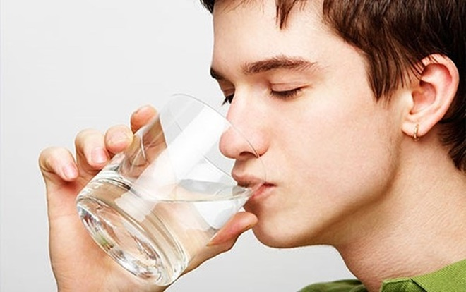 Sau khi uống nước thấy 3 dấu hiệu bất thường này, bạn cần gặp bác sĩ ngay - 1