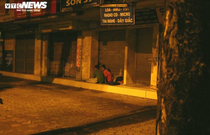 Xót xa cảnh 'màn trời chiếu đất' của người vô gia cư tại Hà Nội - 6