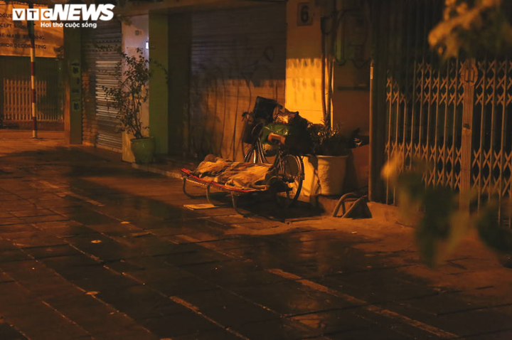 Xót xa cảnh 'màn trời chiếu đất' của người vô gia cư tại Hà Nội - 8