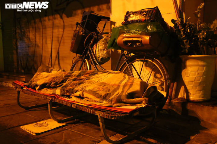 Xót xa cảnh 'màn trời chiếu đất' của người vô gia cư tại Hà Nội - 9