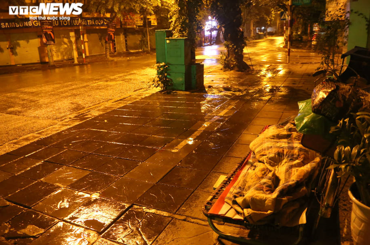 Xót xa cảnh 'màn trời chiếu đất' của người vô gia cư tại Hà Nội - 12