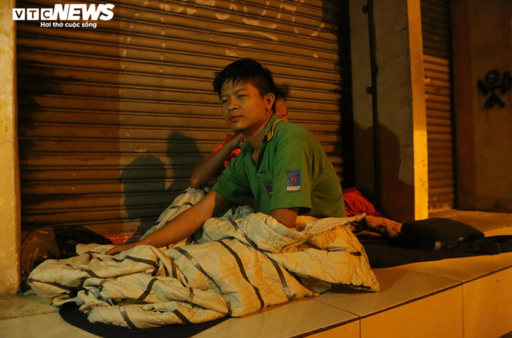 Xót xa cảnh 'màn trời chiếu đất' của người vô gia cư tại Hà Nội - 7