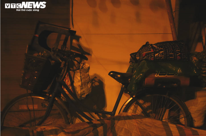 Xót xa cảnh 'màn trời chiếu đất' của người vô gia cư tại Hà Nội - 10