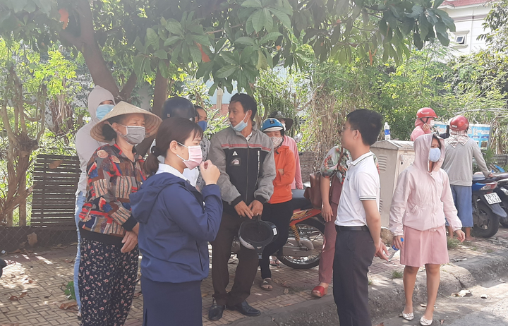 Phụ huynh bật khóc khi nhìn suất ăn bán trú của con: Hiệu trưởng nói gì? - 2