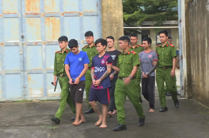 Khởi tố nhóm côn đồ chém trọng thương khách tại quán karaoke ở Đắk Lắk - 1