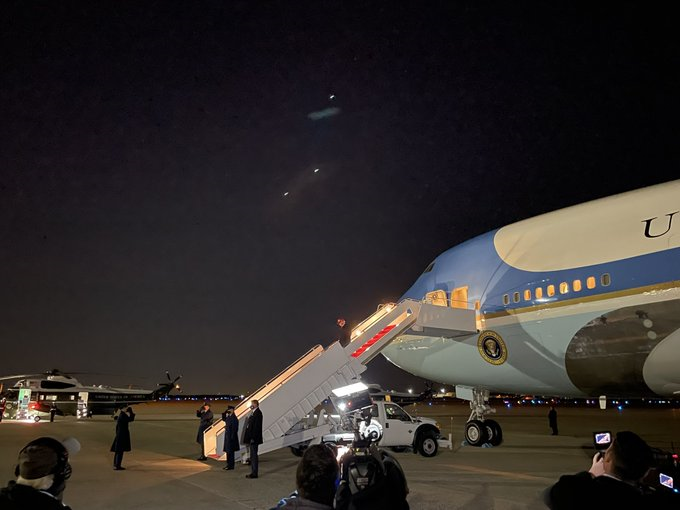 Trump trở lại Nhà Trắng sau 14 cuộc vận động liên tiếp, chờ đợi kết quả - 1