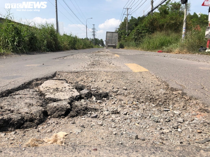 Ảnh: Con đường chỉ dài 2km nhưng có gần 100 'hố tử thần' ở Đồng Nai - 9