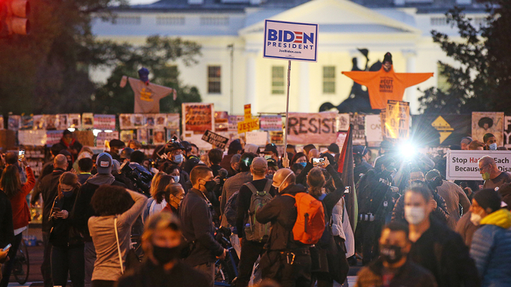 Bầu cử chưa kết thúc, người biểu tình tiến sát Nhà Trắng - 1