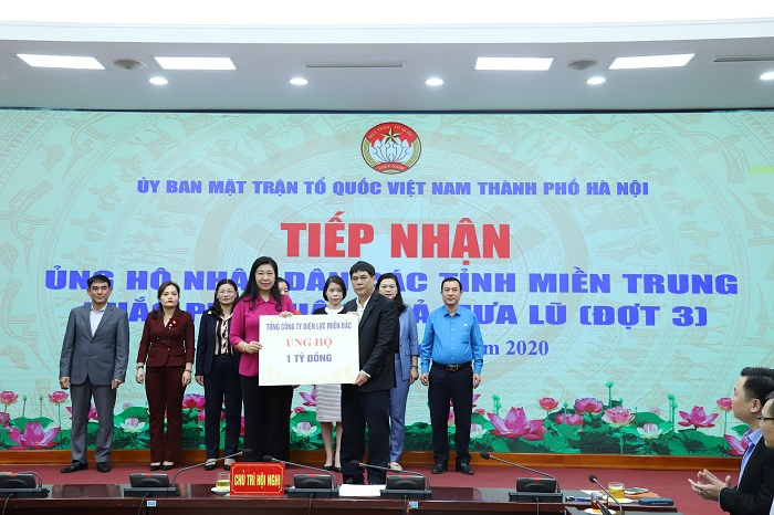EVNNPC trao tiền ủng hộ miền Trung tại Ủy ban MTTQ Việt Nam Thành phố Hà Nội - 2