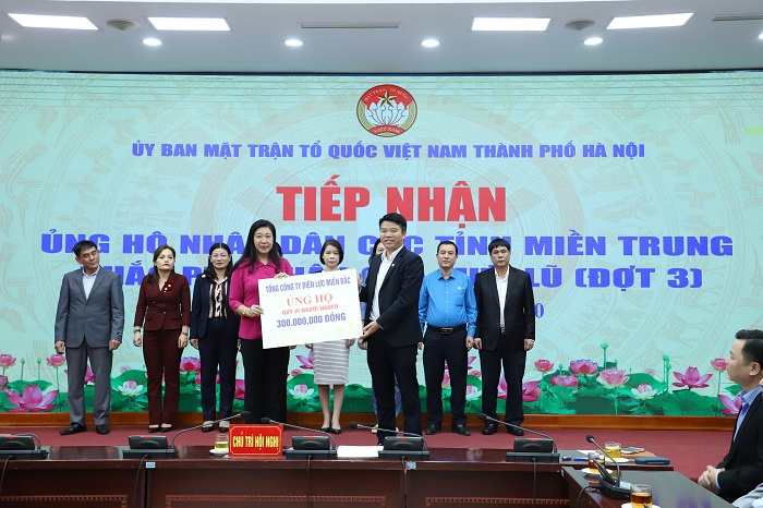 EVNNPC trao tiền ủng hộ miền Trung tại Ủy ban MTTQ Việt Nam Thành phố Hà Nội - 3