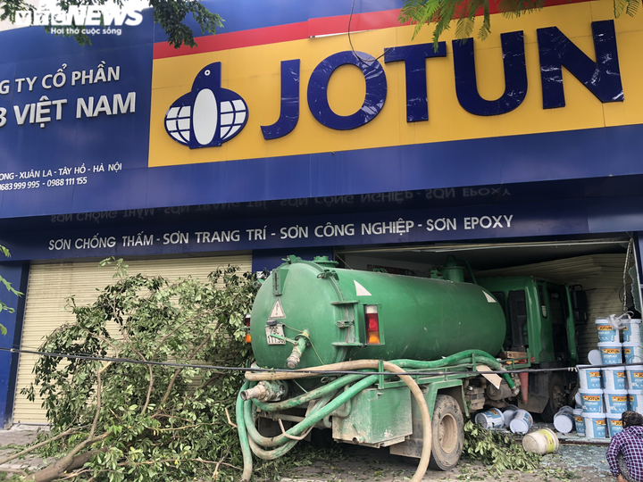 Xe bồn phi qua dải phân cách, tông trúng hai người rồi lao thẳng vào nhà dân - 1