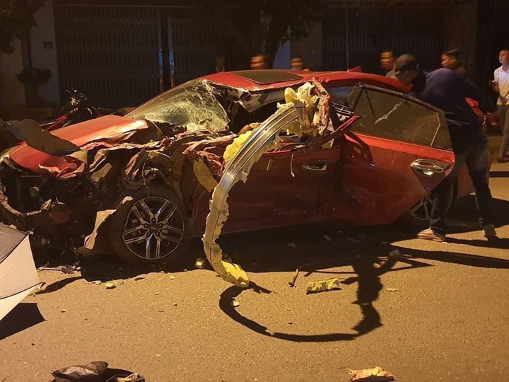 Xe con biến dạng sau va chạm với xe tải, 3 người thương vong - 1