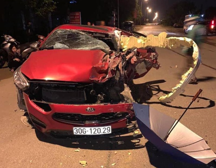 Xe con biến dạng sau va chạm với xe tải, 3 người thương vong - 2