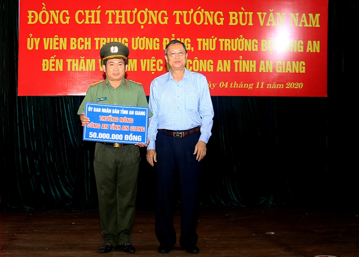 Phá đường dây buôn lậu 51kg vàng, Công an An Giang được thưởng nóng - 1