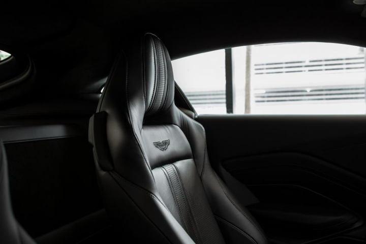 Ngắm nhìn Aston Martin Vantage Dark Knight giá hơn 163.000 USD - 8