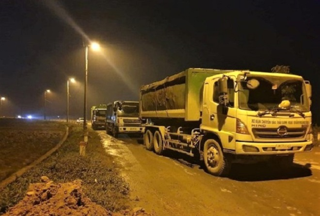 Dân chặn xe vào bãi rác Nam Sơn, rác ùn ứ bốc mùi: Sở GTVT Hà Nội đưa giải pháp - 1