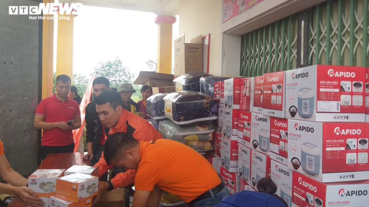 VOV Live kết nối Ferroli và Rapido trao 500 suất quà ủng hộ dân vùng lũ Hà Tĩnh - 2