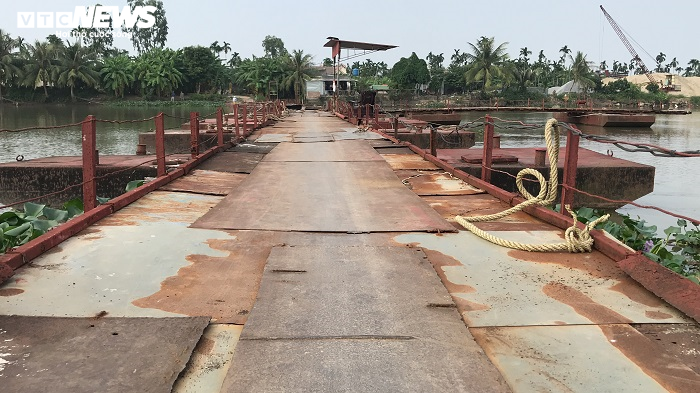 Cầu phao xuống cấp trầm trọng, người dân Hải Dương vẫn phải liều mình đi qua - 1