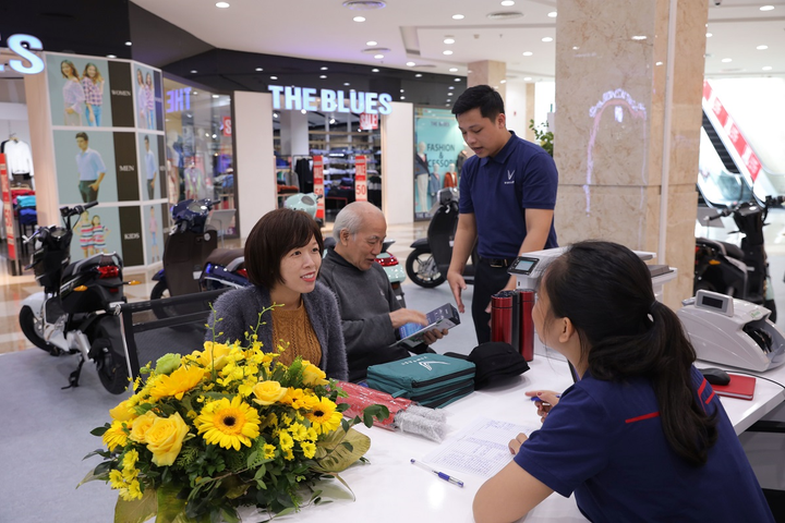 VinFast đồng loạt khai trương 21 showroom ô tô và xe máy điện - 3