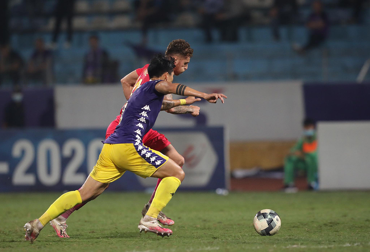 Gần 1 năm không đá bóng, Văn Hậu đụng ngay cặp tiền đạo hay nhất V-League - 4