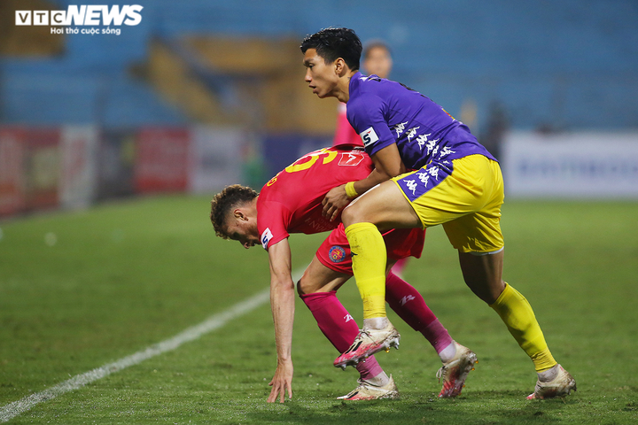 Gần 1 năm không đá bóng, Văn Hậu đụng ngay cặp tiền đạo hay nhất V-League - 7