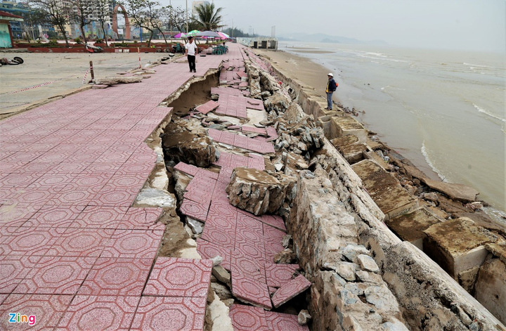 Kè biển Cửa Lò vỡ nát, gãy sụp sau bão số 9 - 4