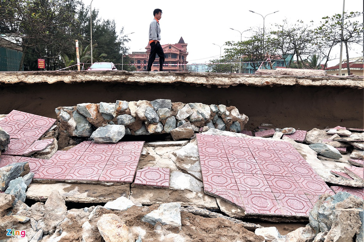 Kè biển Cửa Lò vỡ nát, gãy sụp sau bão số 9 - 5