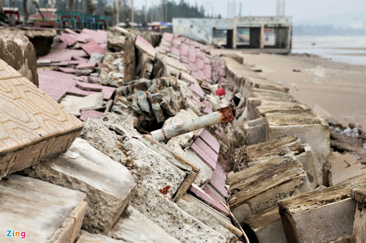 Kè biển Cửa Lò vỡ nát, gãy sụp sau bão số 9 - 6