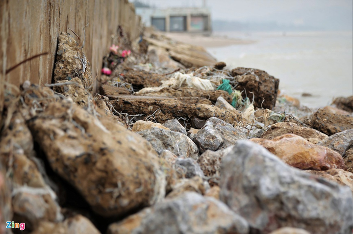 Kè biển Cửa Lò vỡ nát, gãy sụp sau bão số 9 - 7