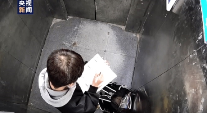 Cậu bé kẹt trong thang máy vẫn tranh thủ làm bài, dân mạng xuýt xoa hâm mộ - 1