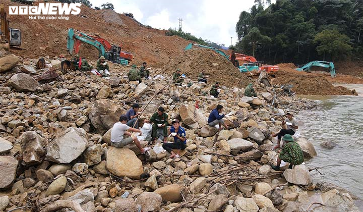 Dừng toàn bộ hoạt động xây dựng ở Rào Trăng 3 sau vụ sạt lở kinh hoàng - 1