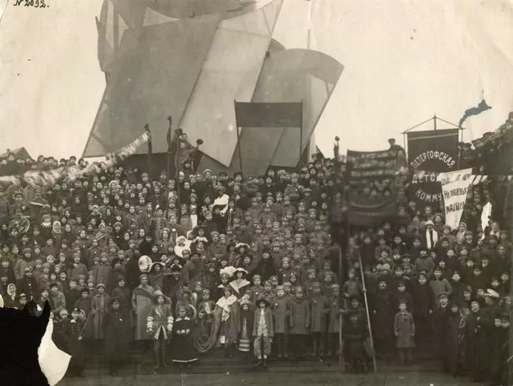 Ảnh hiếm về lễ kỷ niệm đầu tiên sau Cách mạng Tháng Mười thắng lợi - 4