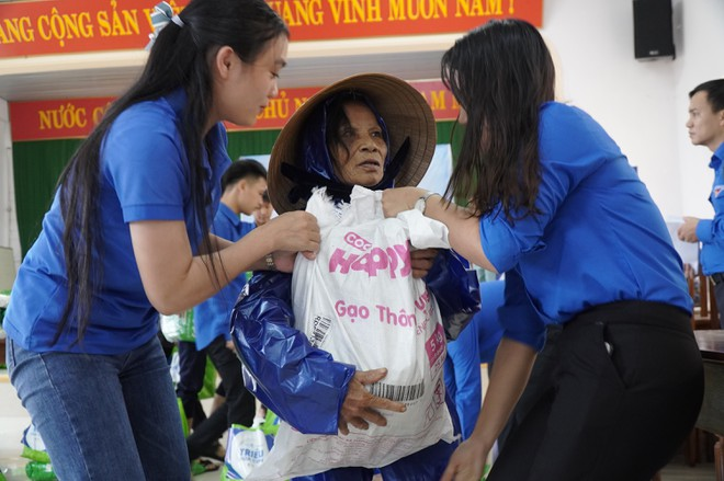 Chương trình 'Triệu bữa cơm' tiếp tục đến với người dân vùng bão lũ miền Trung - 5