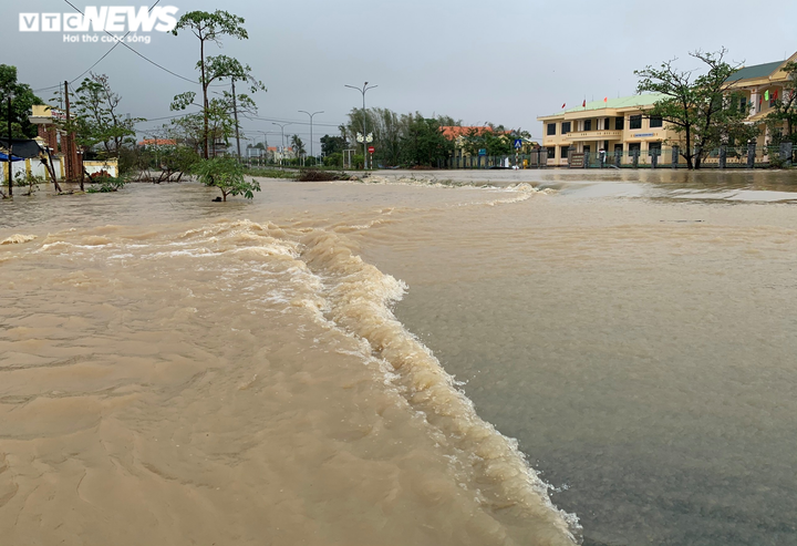 Cố chạy xe máy qua đoạn đường ngập sâu, hai người ở Quảng Ngãi bị nước cuốn - 1