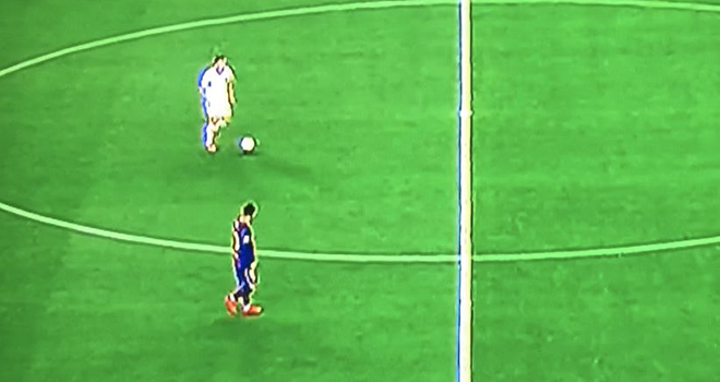 CĐV kinh ngạc với thái độ phòng ngự thờ ơ của Messi - 1