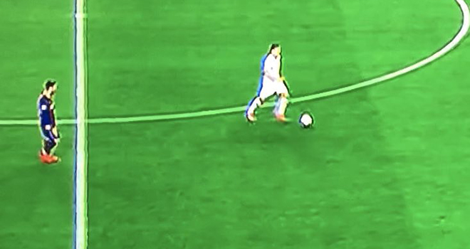 CĐV kinh ngạc với thái độ phòng ngự thờ ơ của Messi - 2