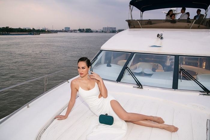 MC Phương Mai khoe vóc dáng săn chắc trên du thuyền - 8